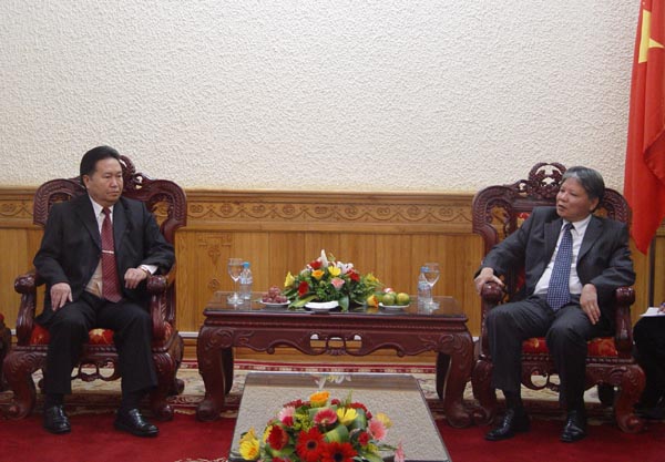 Bộ trưởng Bộ Tư pháp Lào Cha-lơn Nhia-pao-hơ đến thăm và làm việc tại Bộ Tư pháp