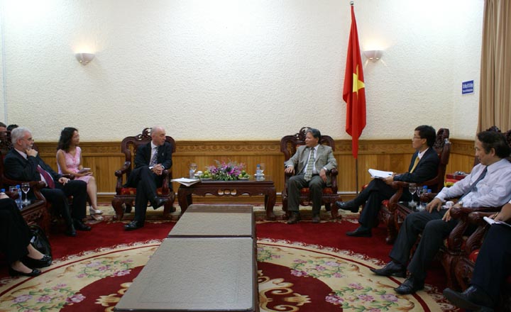 Đại sứ Anh đến chào từ biệt Bộ trưởng Hà Hùng Cường