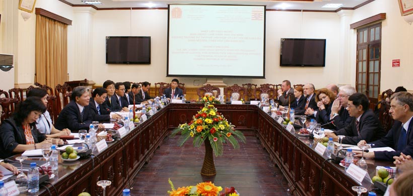 Đoàn cán bộ cấp cao của bang Hessen làm việc với Bộ Tư pháp