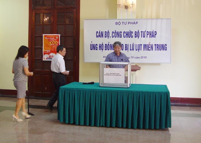 Cán bộ, công chức Bộ Tư pháp ủng hộ đồng bào miền Trung bị lũ lụt
