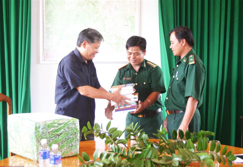 Đoàn công tác Bộ Tư pháp làm việc tại Gia Lai: Tặng “chữ luật” cho dân vùng biên