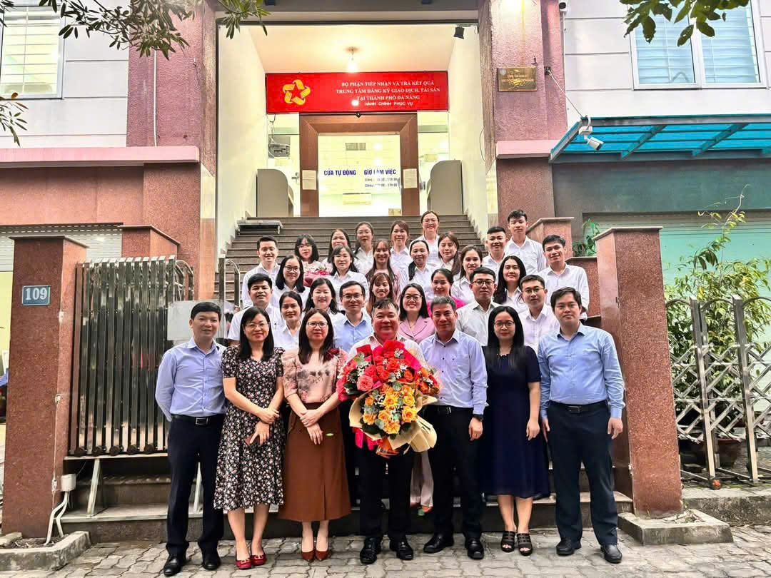 Trao Quyết định nghỉ hưu đối với viên chức của Trung tâm Đăng ký giao dịch, tài sản tại TP. Đà Nẵng