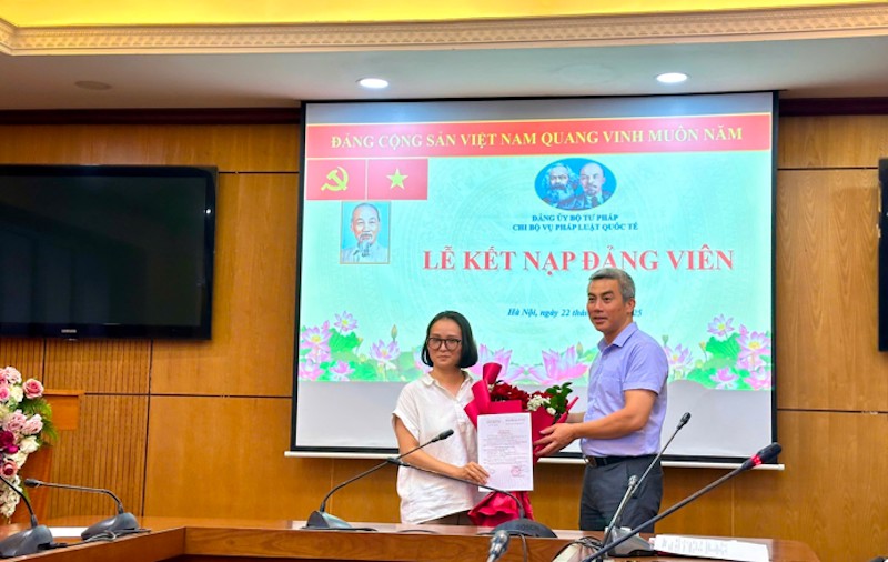 Chi bộ Vụ Pháp luật quốc tế tổ chức Lễ kết nạp đảng viên mới