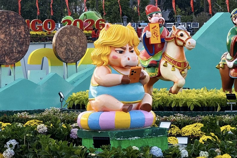 Linh vật ngựa mặt 'cọc', lướt iPhone 17 Pro Max gây cười